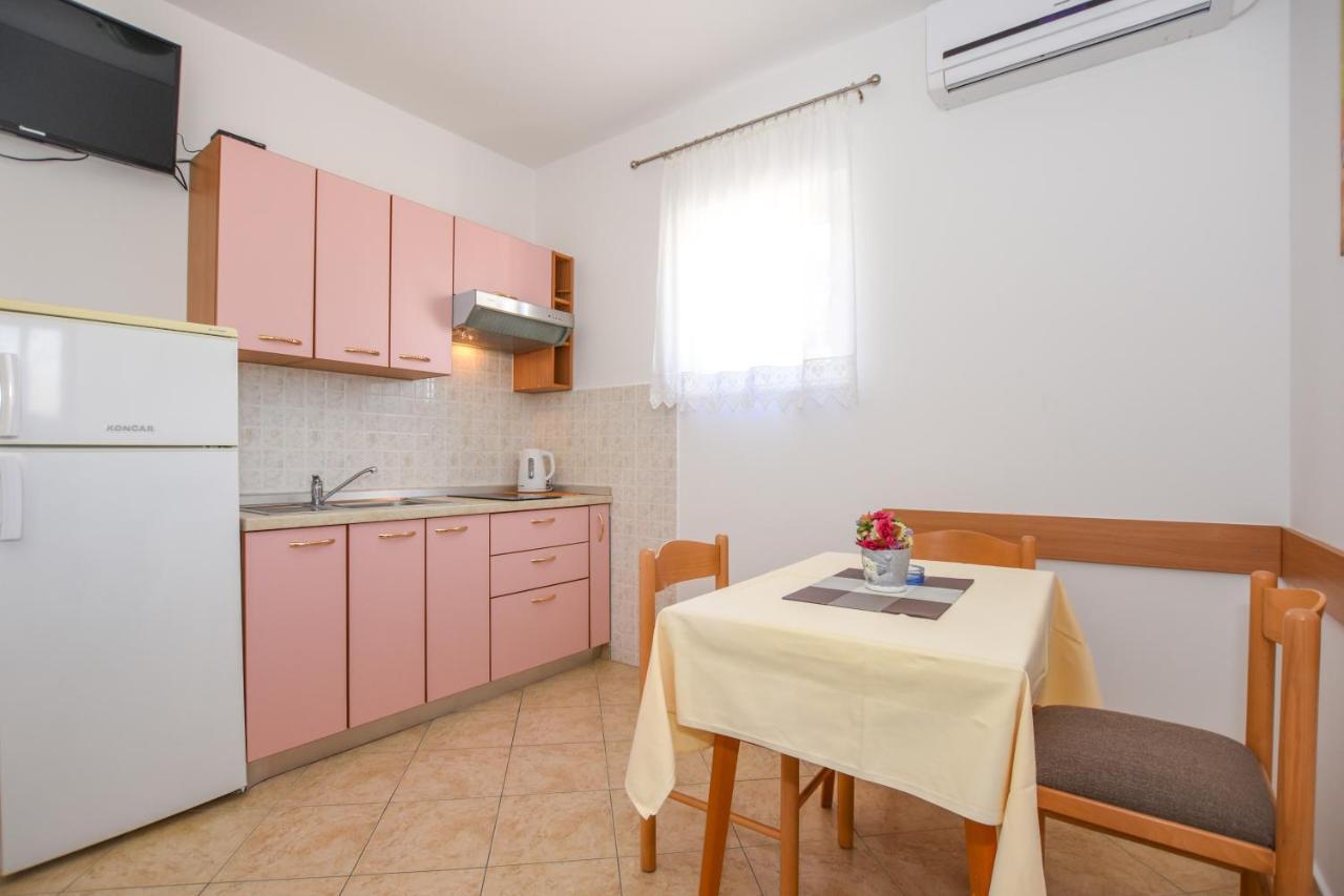 Apartmani Marija Ljubica Pag Town Exterior photo